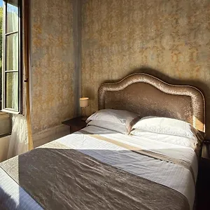 Aparthotel Numa Palazzo San Niccolo, Florenz
